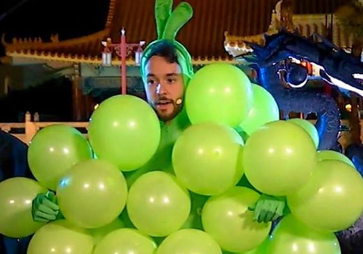 TheGrefg, vestido de racimo de uva.