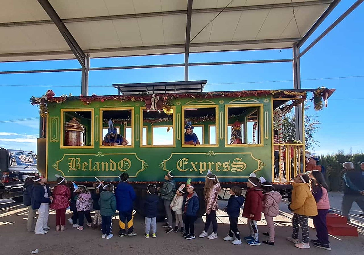 Niños junto al 'vagón real' que visita las pedanías para que entreguen sus cartas.