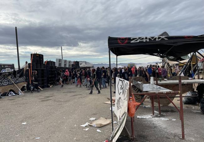 Bailes frente al único escenario que queda en la fiesta.