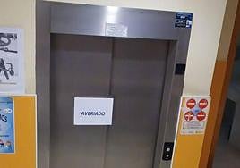 El ascensor del centro de salud 'Jesús Marín' de Molina de Segura averiado.