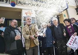 Celebración de un primer premio de la Lotería del Niño, en una imagen de archivo.