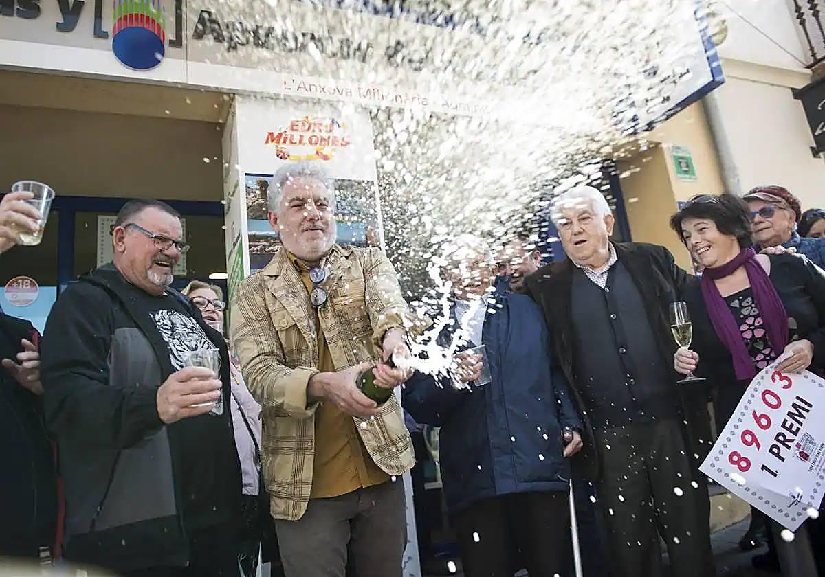 Celebración de un primer premio de la Lotería del Niño