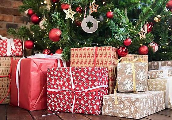 Regalos junto a un árbol de Navidad.