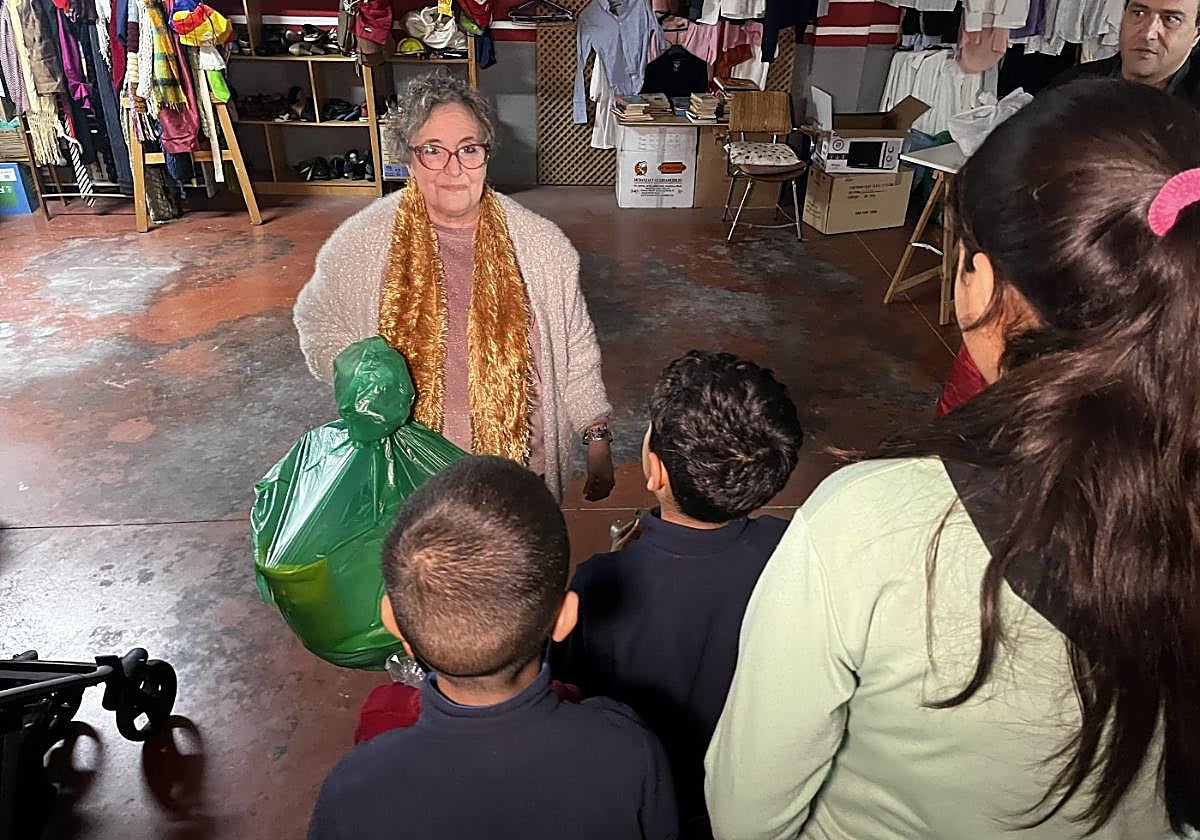 Joaquina Pérez, entregando los regalos a los pequeños, ayer.