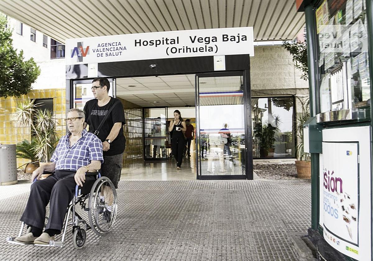 Acceso al Hospital Vega Baja, en una foto de archivo.