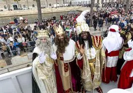 Los Reyes Magos, Melchor, Gaspar y Baltasar, a su llegada a la ciudad de Cartagena, en el Barco Turístico, este viernes a mediodía.