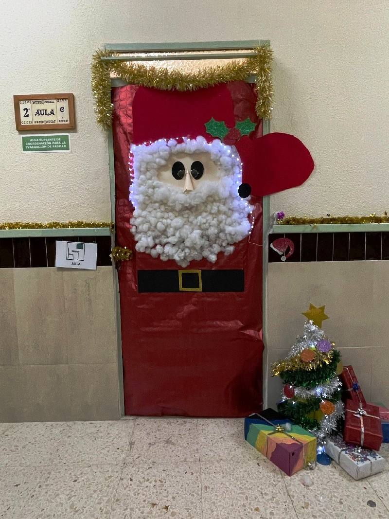 I Concurso de decoración de Puertas Navideñas en el IES San Juan de la Cruz en Caravaca