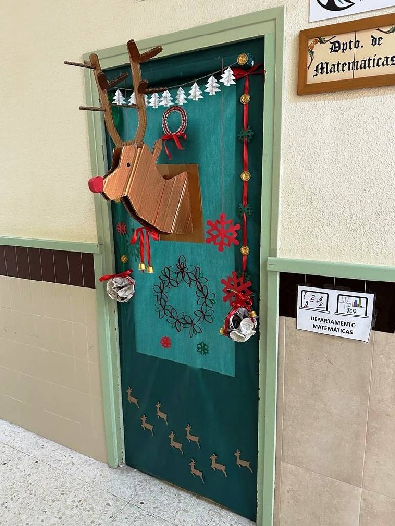 I Concurso de decoración de Puertas Navideñas en el IES San Juan de la Cruz en Caravaca