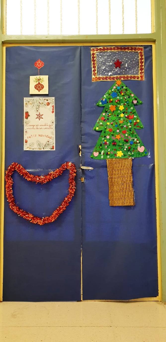 I Concurso de decoración de Puertas Navideñas en el IES San Juan de la Cruz en Caravaca