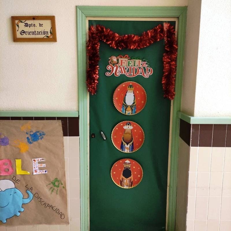 I Concurso de decoración de Puertas Navideñas en el IES San Juan de la Cruz en Caravaca