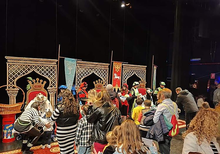 Recepción de los Reyes Magos a los niños en el Teatro Circo.