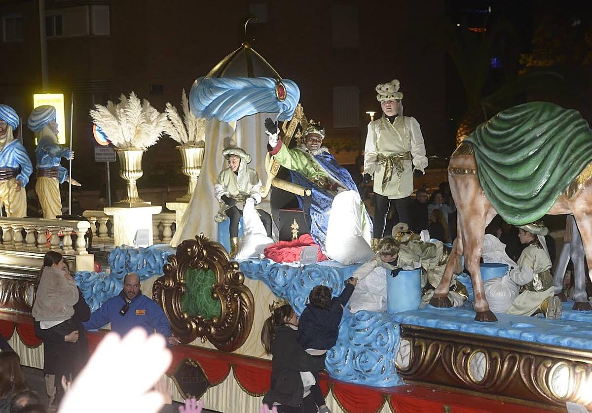 Una de las carrozas del desfile de Reyes, este viernes.