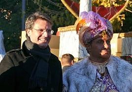 El alcalde de Molina, José Ángel Alfonso, junto al encargado de representar al rey Baltasar en la cabalgata del municipio.