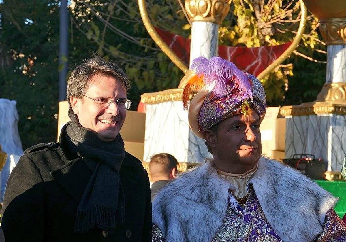 El alcalde de Molina, José Ángel Alfonso, junto al encargado de representar al rey Baltasar en la cabalgata del municipio.