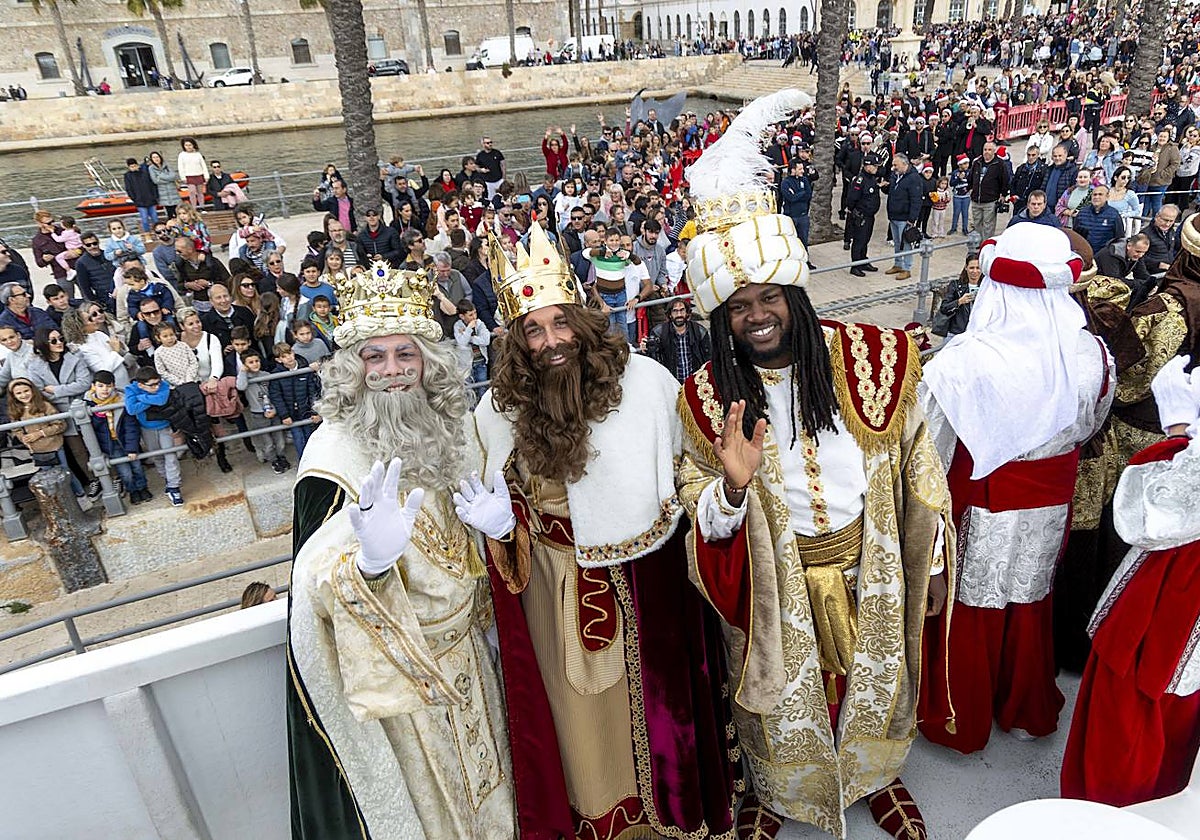 Melchor, Gaspar y Baltasar a su llegada a la ciudad de Cartagena, en el Barco Turístico.