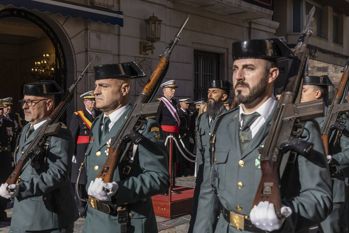 Desfile militar con motivo de la Pascua Militar en Cartagena, en imágenes