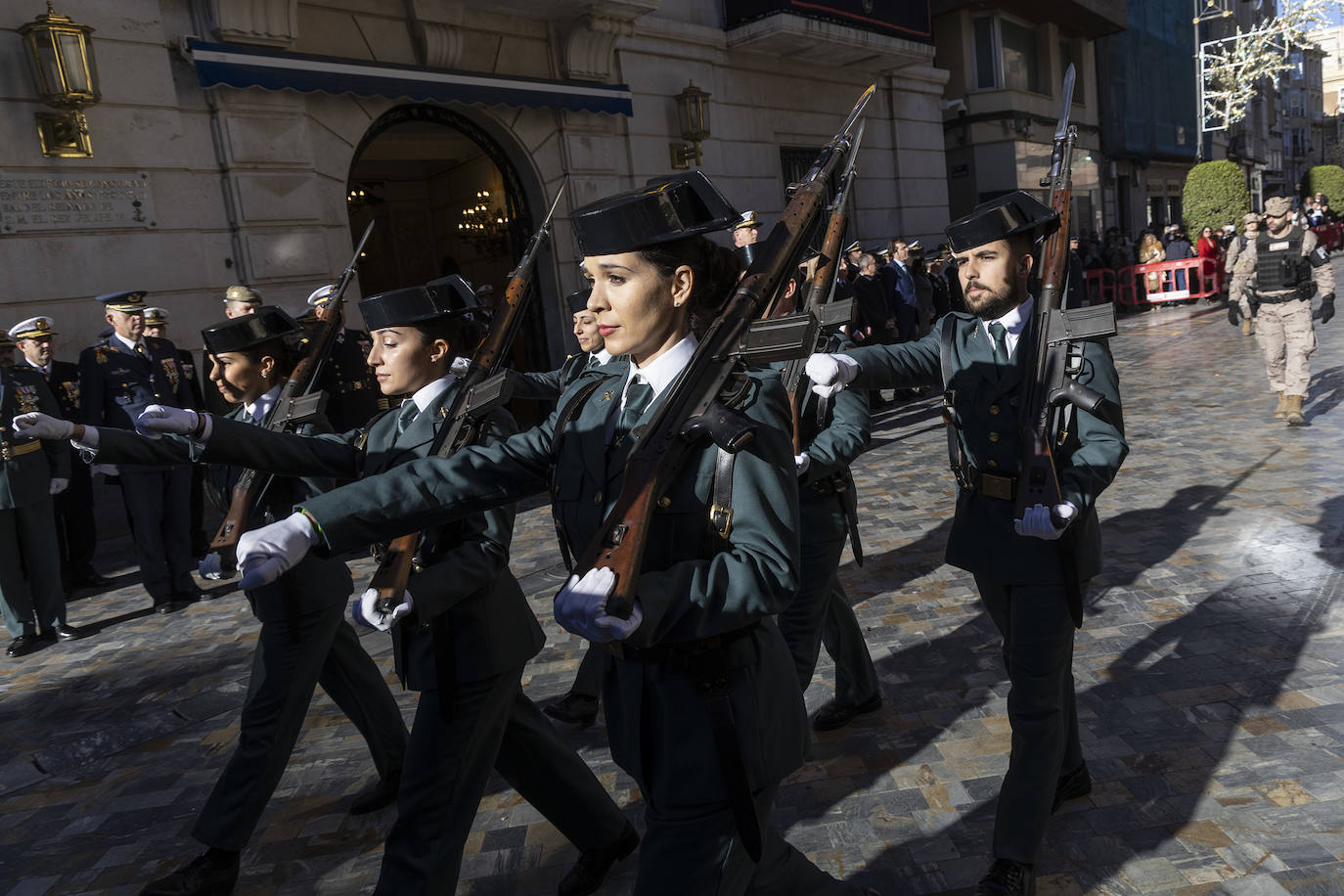 Desfile militar con motivo de la Pascua Militar en Cartagena, en imágenes