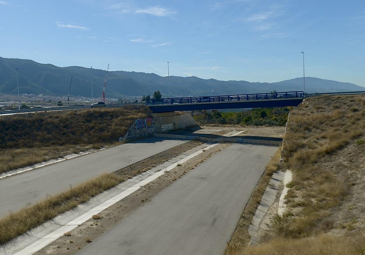 El primer tramo de la autovía del Reguerón también acaba en un huerto, como se observa en la foto.