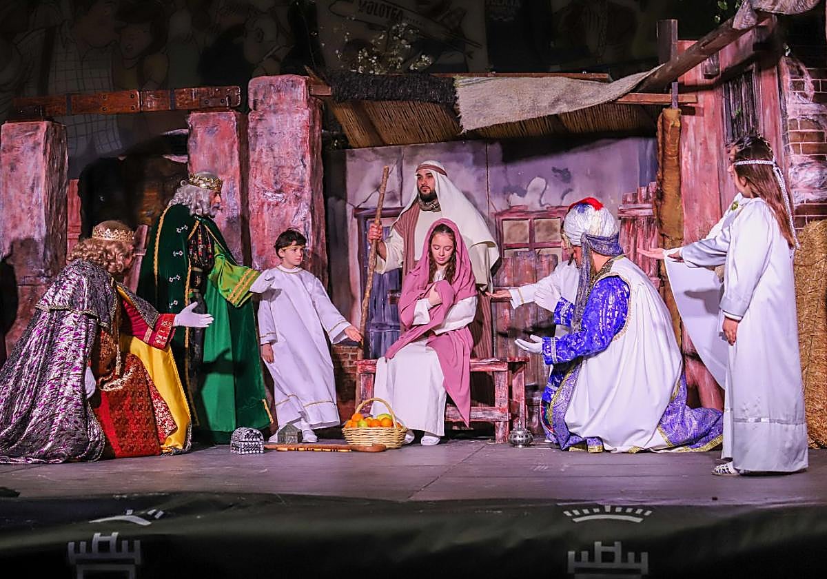 Un momento de la representación del Auto de Reyes en la plaza Belluga de Murcia, ayer.