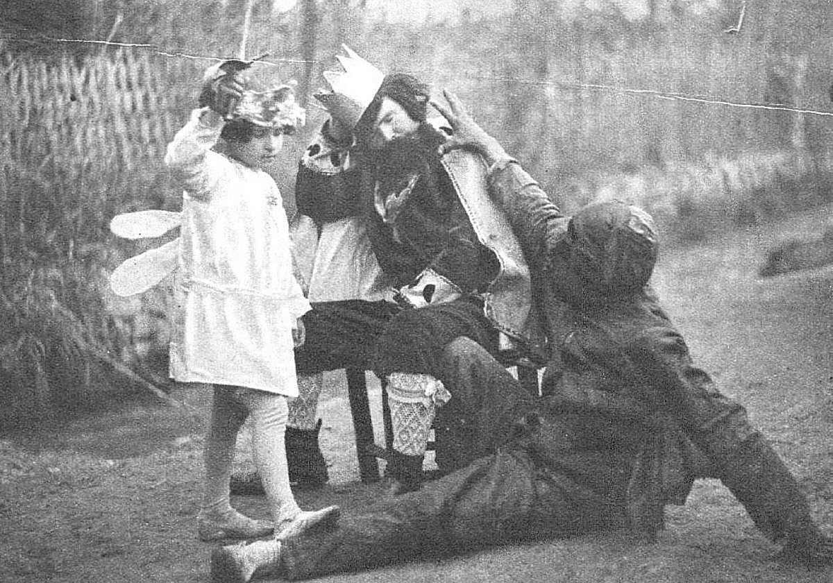 Medias huertanas. El demonio, a la derecha, tienta al rey Herodes, que también luce las medias huertanas que visten los estantes en Semana Santa, mientras un arcángel lo espanta.