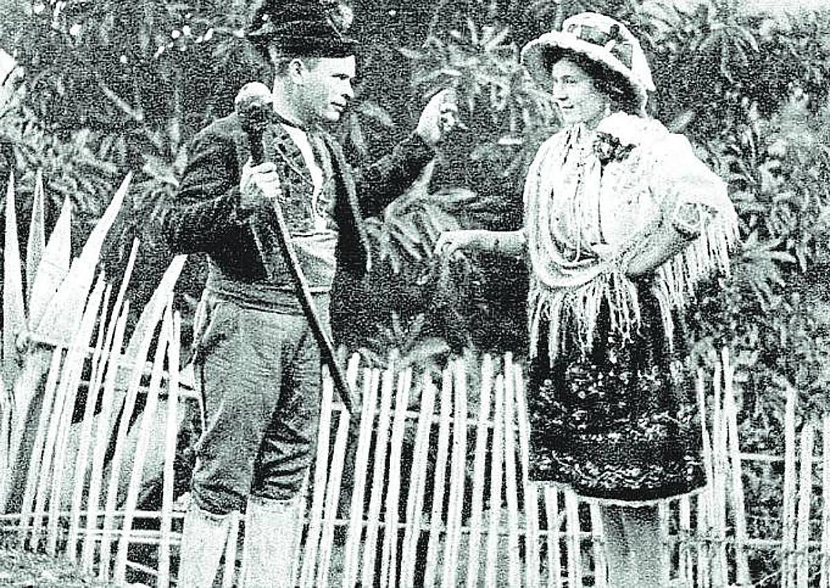 Imagen secundaria 1 - Los populares protagonistas del auto, Jusepe y Rebeca, ataviados con trajes de huertanos para la representación. Portada 'Mundo Gráfico' el día que publicó la crónica de Murcia.