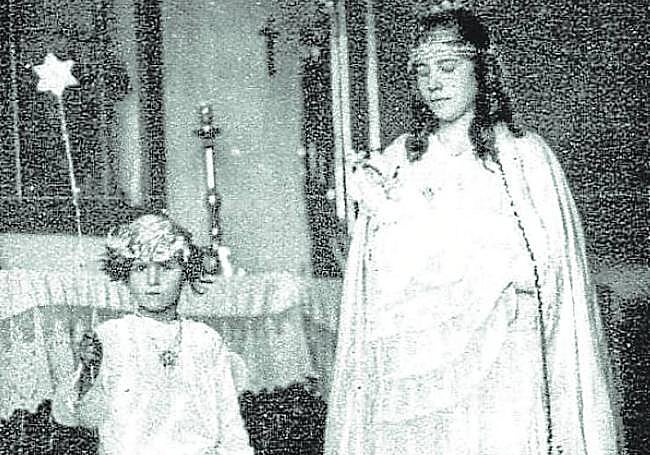 En 1930. La niña, que representaba a la Estrella, y la Virgen María, en otra fotografía publicada por 'Mundo Gráfico'.