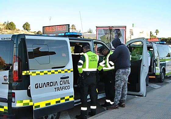Agentes de la Guardia Civil de tráfico realizando un control de alcohol y droga.