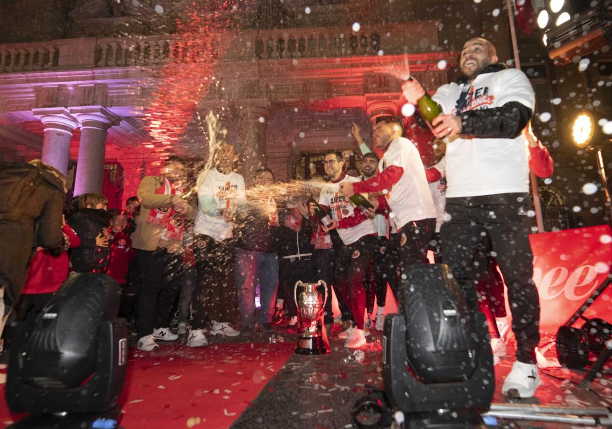 Los jugadores del Jimbee Cartagena descorchan las botellas de champán entre luces y confeti.