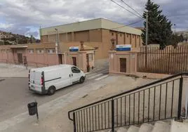 Una furgoneta entra en las instalaciones educativas del barrio de Santa Lucía, compartidas por el instituto del mismo nombre y el centro de FP Hespérides.