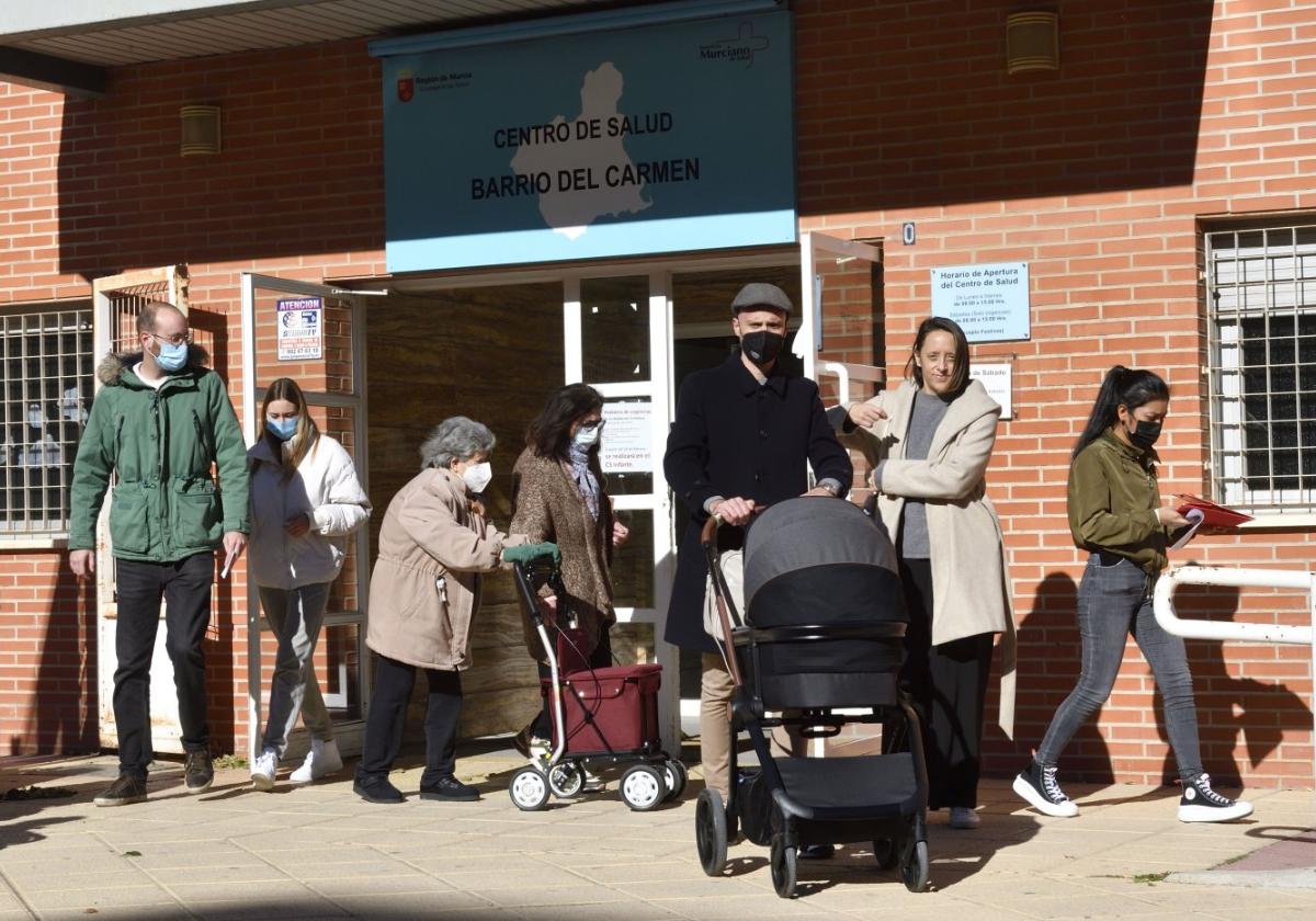 Pacientes y acompañantes, ayer, en los accesos al centro de salud de El Carmen, protegidos con la mascarilla obligatoria.