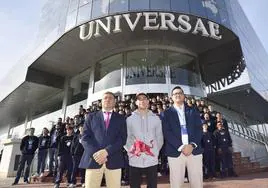Las imágenes de Pedro Acosta con los alumnos de los grados de FP de Universae en Murcia