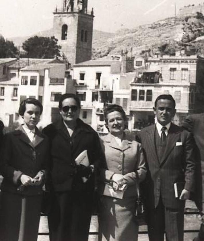 Imagen secundaria 2 - En los talleres de La Verdad, visita de grupo de la Universidad Popular de Cartagena, 23 mayo 1936. | «Los poetas no mueren», artículo de Carmen Conde publicado el 24 de mayo de1960, en El Día, de Montevideo. | María Teresa Cervantes, María Cegarra Salcedo y Carmen Conde en el centro. A su derecha Asensio Sáez, 19 de marzo de 1955.