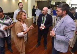 Martínez Nieto, en el centro, charla con el por entonces consejero Antonio Luengo y la política griega Theopisti Birliraki, en una foto de archivo.