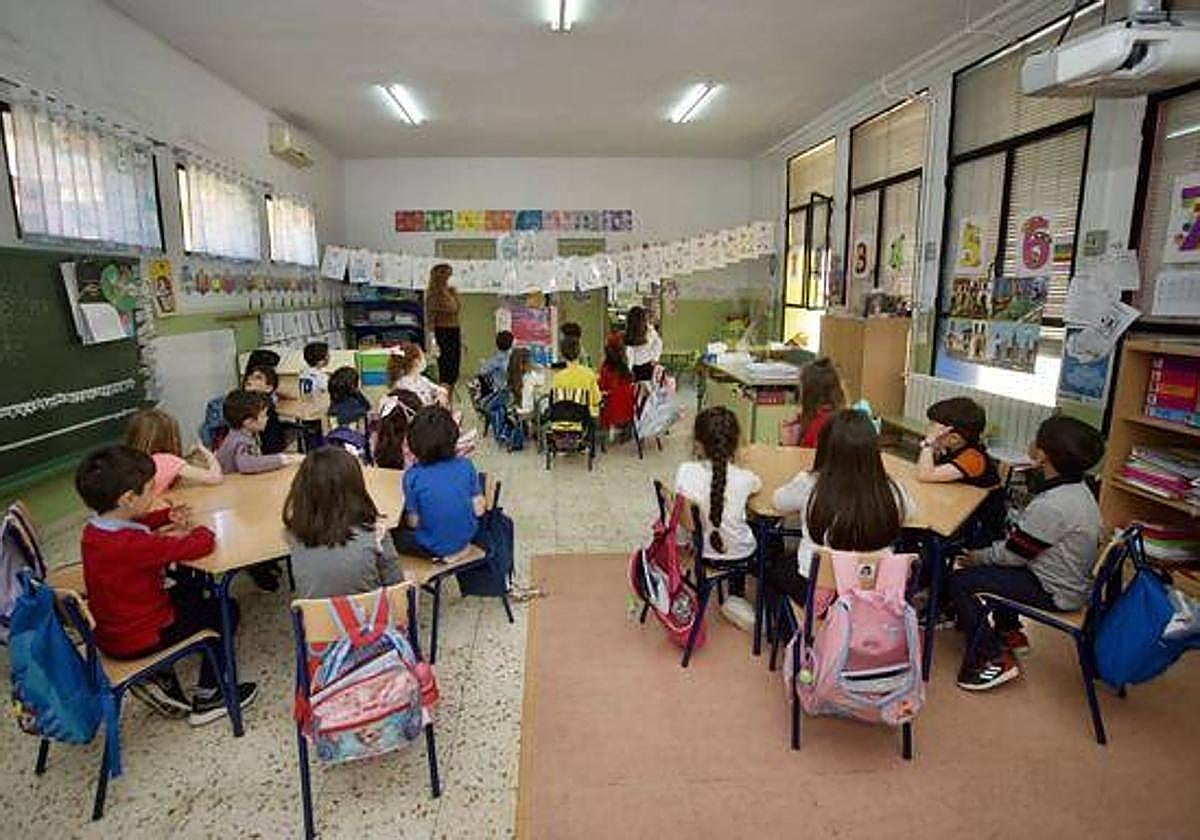 Alumnos de infantil atienden en clase en un colegio de Murcia, en una imagen de archivo.