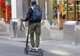 Un hombre circula con un patinete en una imagen de archivo.