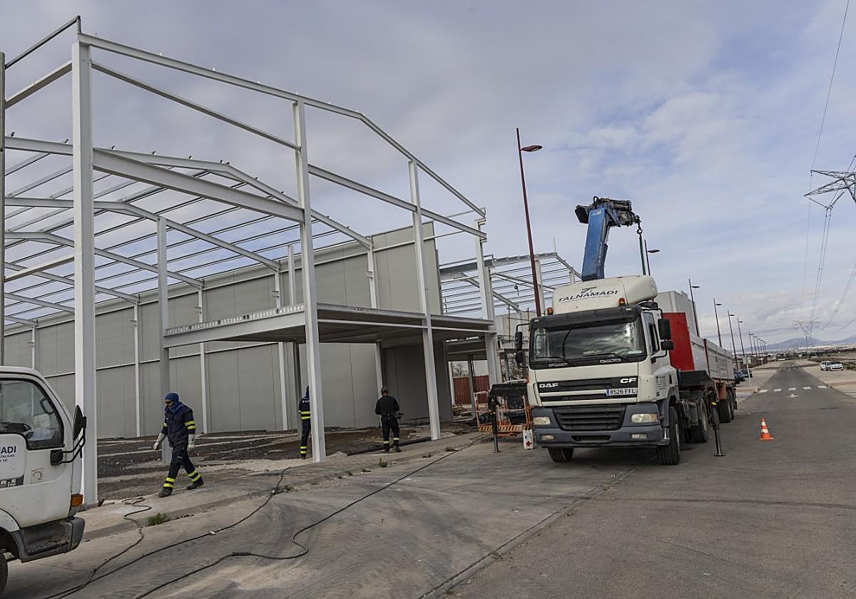 Un grupo de obreros de la empresa Talnamadi construye dos naves en la calle Calcio del polígono industrial Los Camachos.