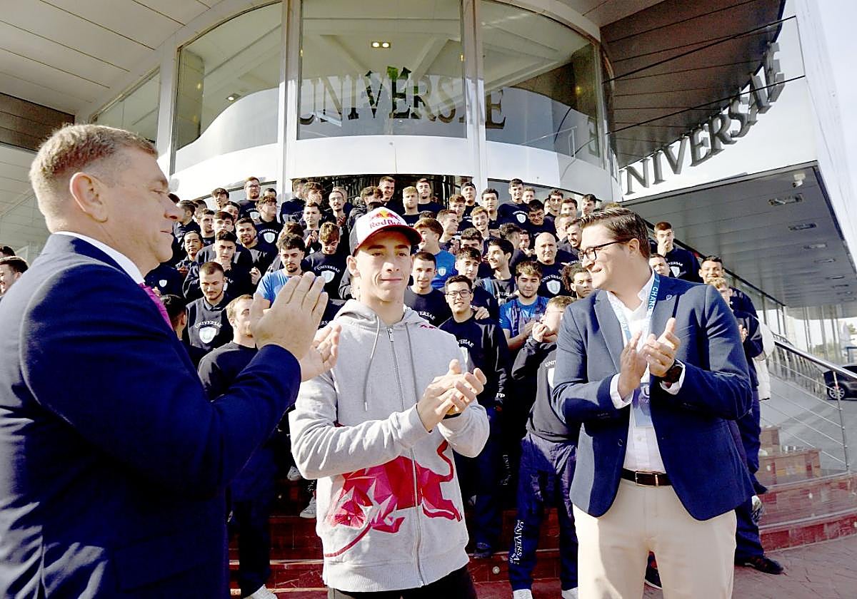 Pedro Acosta, entre Ricardo Fernández y Pedro Guerrero, y delante de los alumnos del grado de FP de Automoción de Universae, ayer en Murcia.