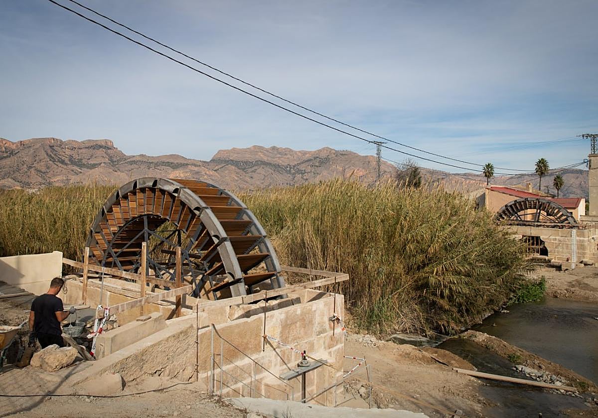 Un trabajador de la constructora inspecciona, ayer, una de las dos Norias Gemelas.