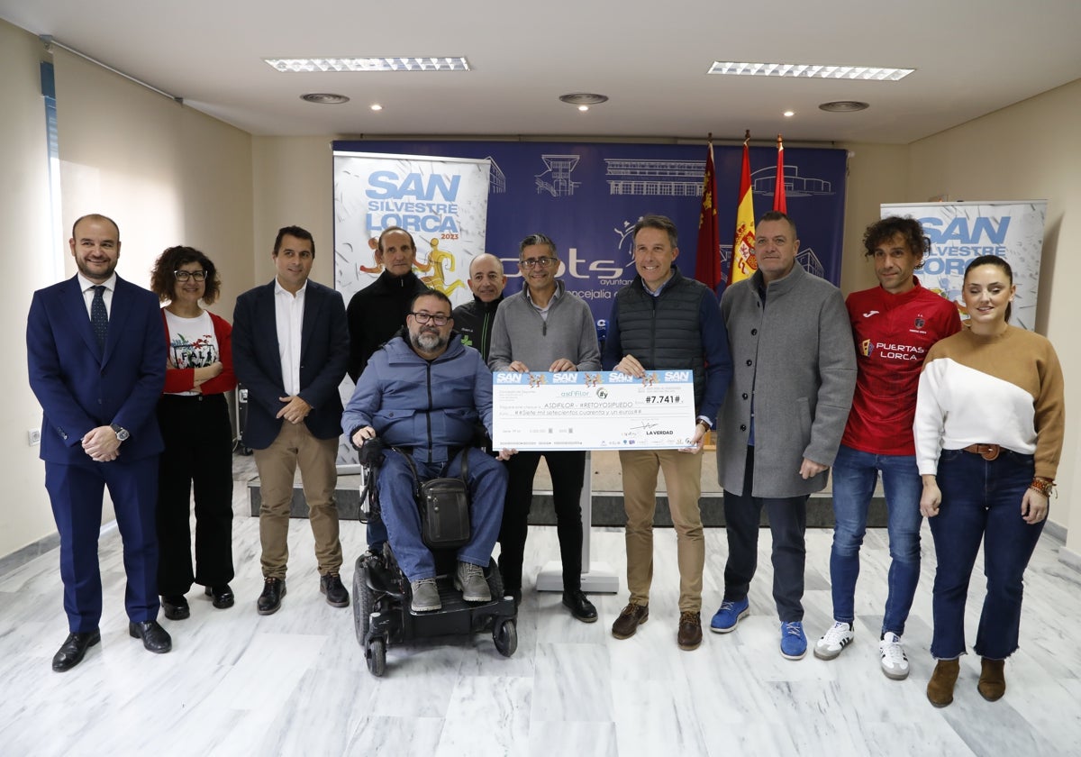 Acto de entrega del cheque de la carrera San Silvestre a la asociación Asdifilor.