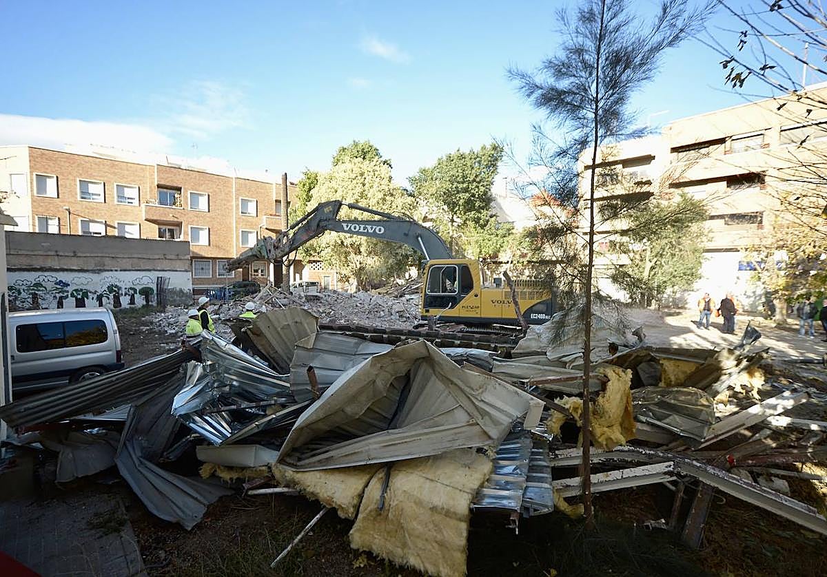 Obras de demolición del antiguo colegio.