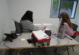 Una trabajadora atiende a una usuaria en el centro de crisis 24 horas para víctimas, ayer en El Palmar.