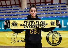 Lou López-Sénéchal posa con una bufanda del Jairis, este miércoles.