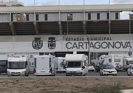 Varias autocaravanas aparcadas ayer en la puerta del estadio de fútbol.