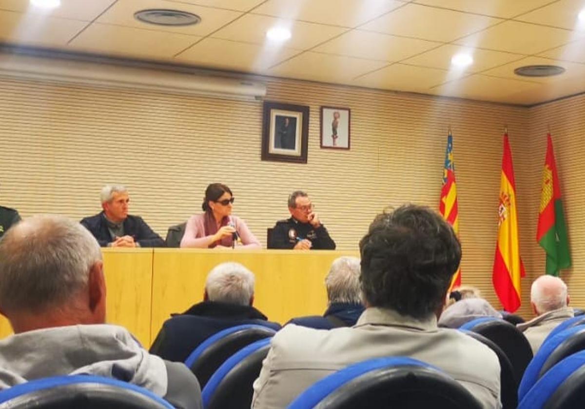 Reunión entre los vecinos, el alcalde y los mandos policiales.