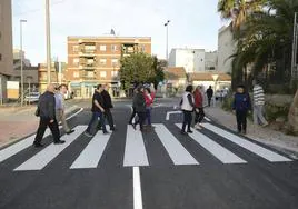 Varias personas caminan por una calle de El Palmar en una imagen de archivo.