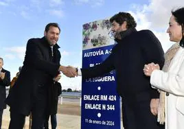 Óscar Puente y López Miras, este jueves, en la inauguración del último tramo de la autovía del Altiplano.