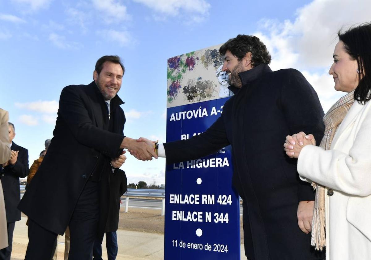 Óscar Puente y López Miras, este jueves, en la inauguración del último tramo de la autovía del Altiplano.