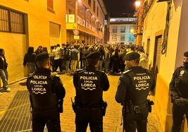 Agentes de la Policía Local vigilan una zona de bares del casco histórico de Lorca repleta de jóvenes.