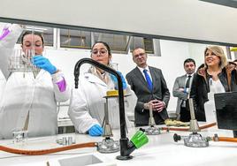 El consejero de Educación, Víctor Marín, y la alcaldesa, este miércoles, en un laboratorio del instituto.