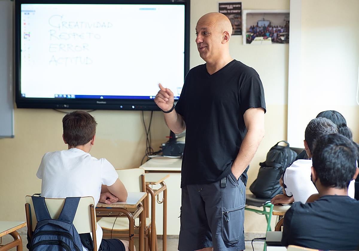 Andrés Carlos López, durante una de sus clases.
